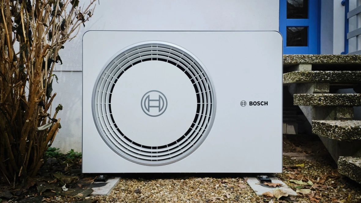 Wärmepumpe im Garten