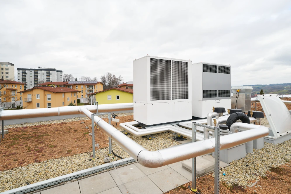 Monoblock-Luft-Wasser-Wärmepumpen im Kaskaden-Betrieb auf dem Dach