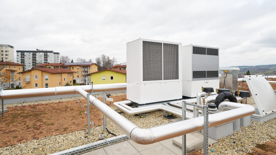 Monoblock-Luft-Wasser-Wärmepumpen im Kaskaden-Betrieb auf dem Dach