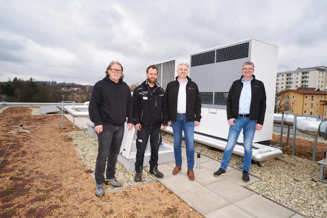 Installateure neben Wärmepumpe 6800i AW stehend