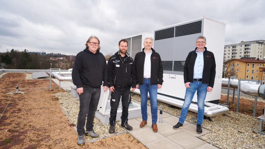 Installateure neben Wärmepumpe 6800i AW stehend Installateure neben Wärmepumpe 6800i AW stehend