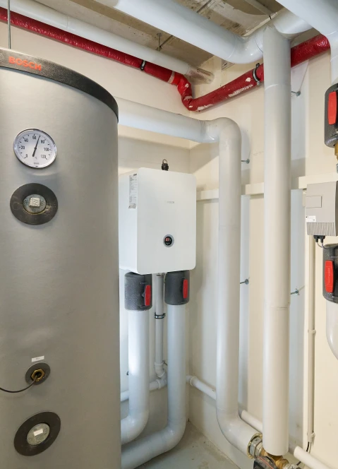 Pufferspeicher Anlage im Keller nahaufnahme.