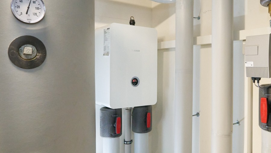 Pufferspeicher Anlage im Keller nahaufnahme.