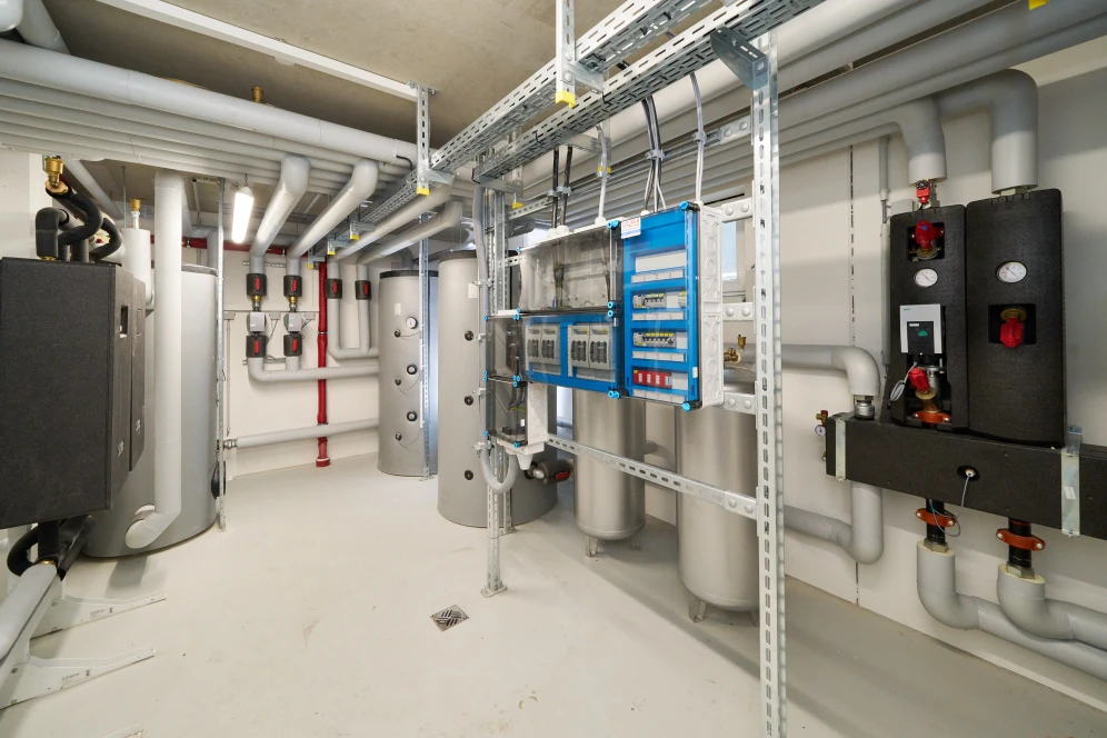 Pufferspeicher Anlage im Keller.