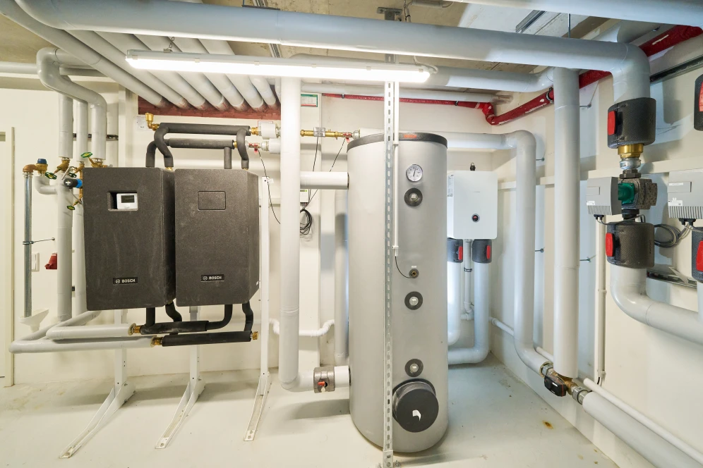 Pufferspeicher Anlage im Keller.