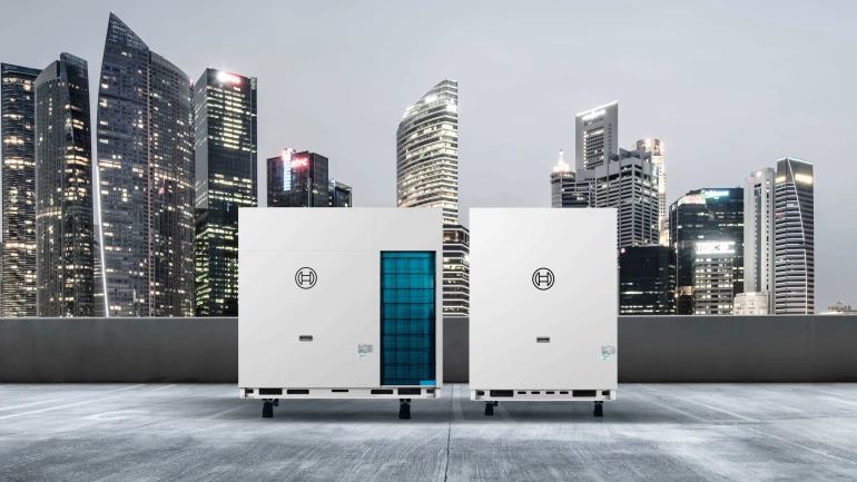 Air Flux 5301 stehend auf einem Dach.