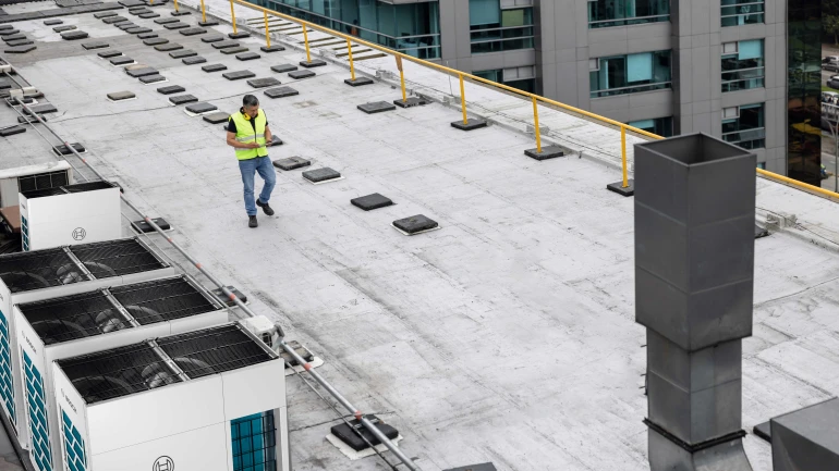 Der Air Flux 5301 auf dem Dach mit Monteur.