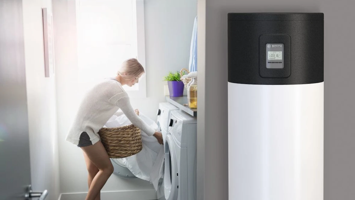 Brauchwasserwärmepumpe von Bosch steht in der Waschküche.