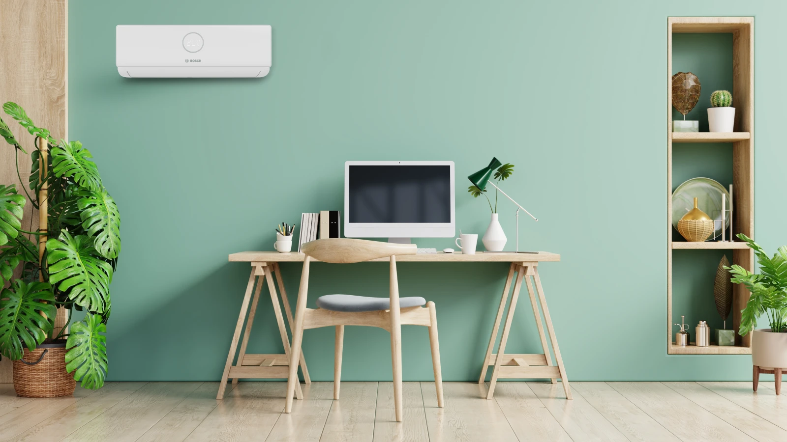 Bosch Climate 50001 hängend an der Wand. Daneben steht ein Schreibtisch mit Monitor, Arbeitsunterlagen.