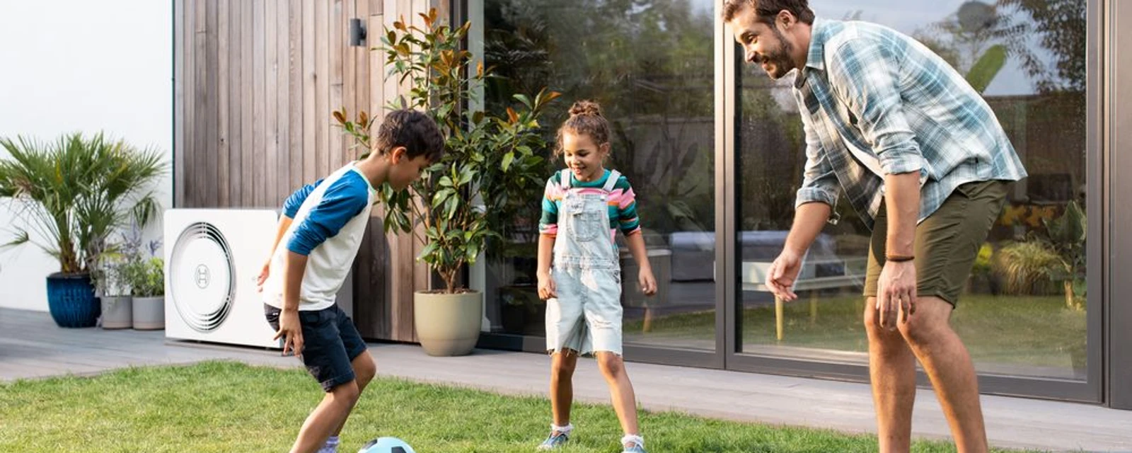 Die Compress 5800i AW steht im Vorgarten auf einem Betonpodest an der Hauswand.