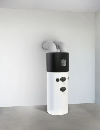 Bosch Warmwasser-Wärmepumpe im Keller installiert auf dem Boden stehend.