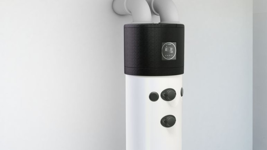 Bosch Warmwasser-Wärmepumpe im Keller installiert auf dem Boden stehend.
