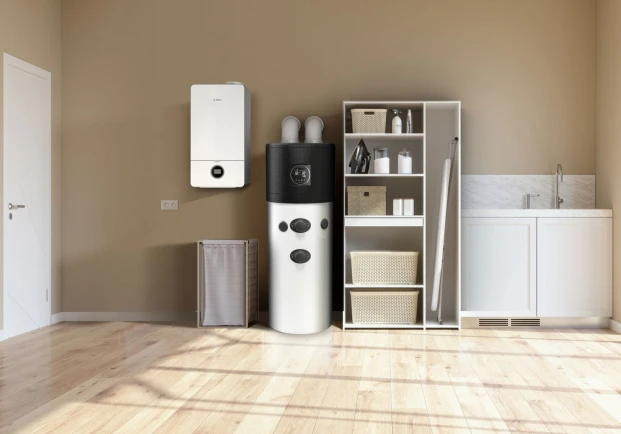 Bosch Warmwasser-Wärmepumpen-Inneneinheit und Gas-Brennwertgerät in einer Waschküche