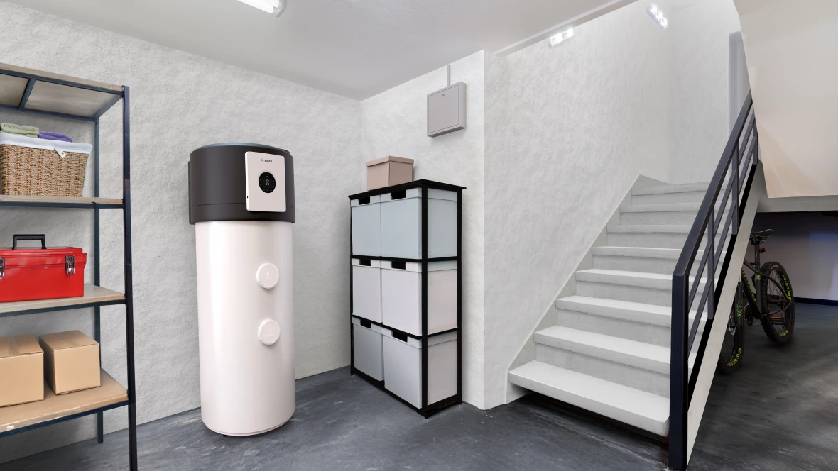 Warmwasser-Wärmepumpe Compress 5000 DW von Bosch steht im Kellerraum