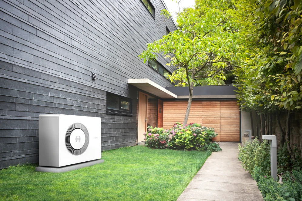 Compress 5800i AW steht an Hauswand neben dem Hauseingang.