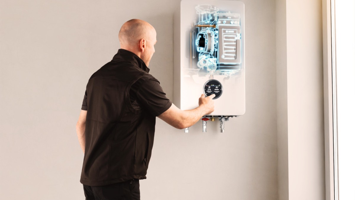 Hybridfähiges Gasbrennwertgerät an einer Wand hängend. Hybridfähiges Gasbrennwertgerät an einer Wand hängend.