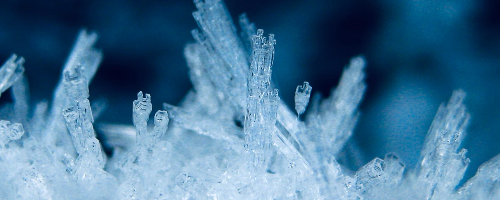 Nahaufnahme von Eiskristallen, die bei der Freisetzung von Kristallisationswärme entstehen – einem zentralen Prinzip der Eisspeicherheizung.