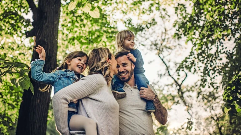 EIne Junge Familie macht einen Spaziergang im Wald