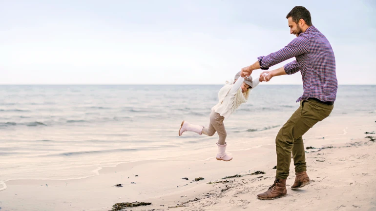 Vater und Kind am Meer