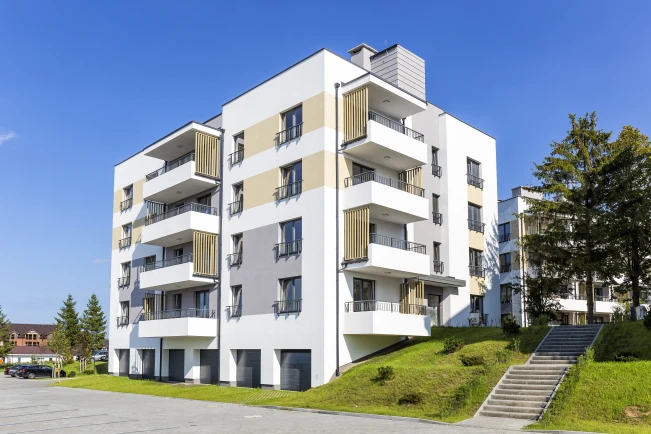 Modernes Mehrfamilienhaus mit mehreren Wohnparteien