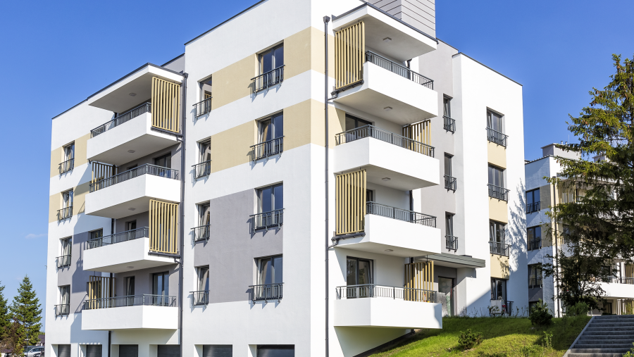 Modernes Mehrfamilienhaus mit mehreren Wohnparteien Modernes Mehrfamilienhaus mit mehreren Wohnparteien