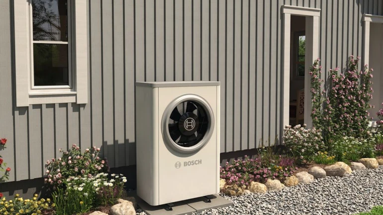 Bosch Wärmepumpe an einer Hauswand platziert, im skandinavischen Stil