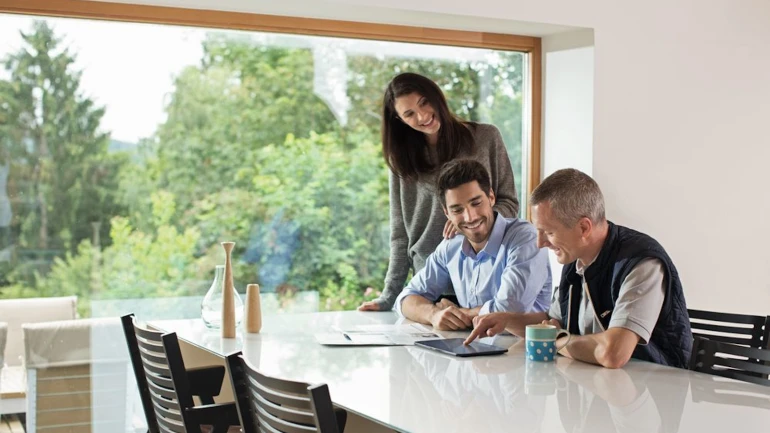 Installateur berät Paar über die aktuellen Checklisten von Bosch.