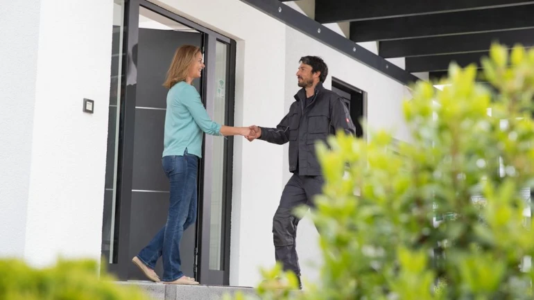 Der Installateur kommt zur Überprüfung des Gasanschlusses