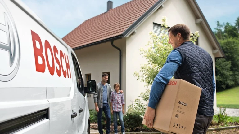 Installateur liefert einen Heizboiler