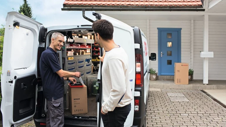 Bosch Installateur liefert Spiegel-Infrarotheizung ans Haus