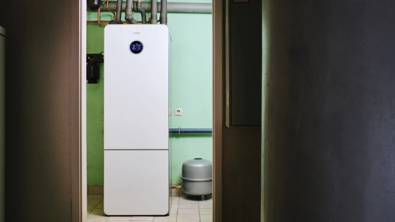 Einbausituation einer Wärmepumpen-Inneneinheit von Bosch.