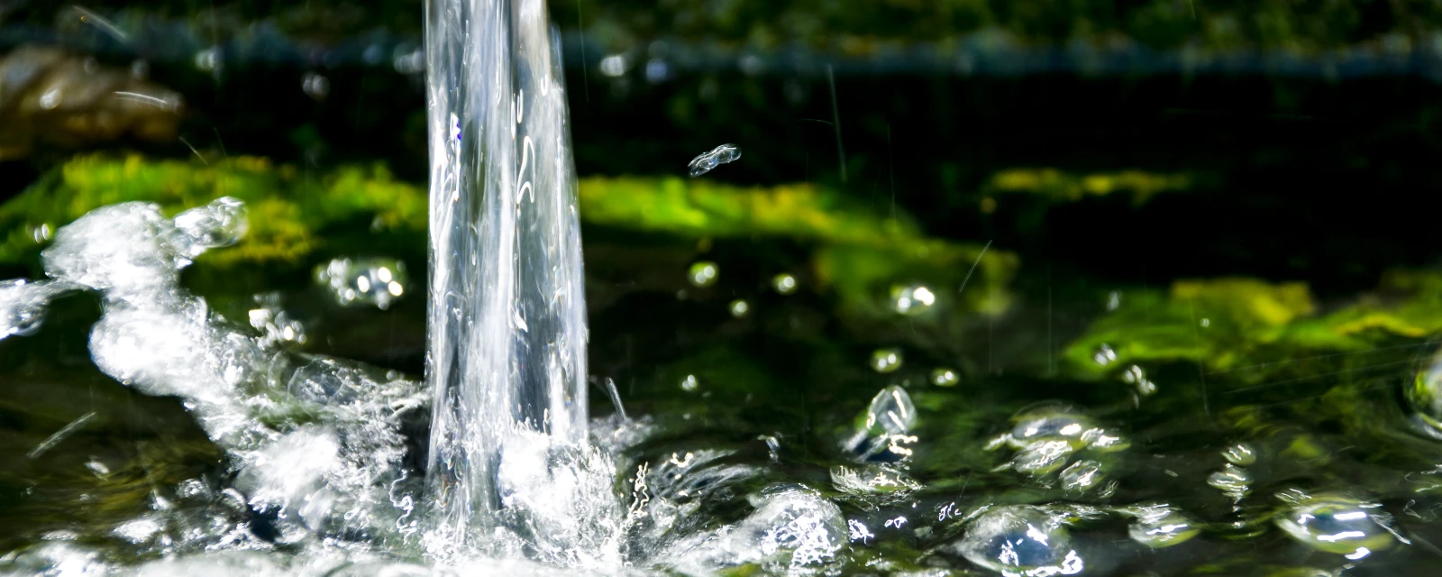 Bild zeigt fließendes Wasser.