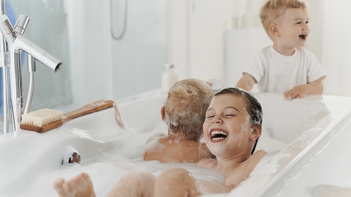 Kinder in der Badewanne