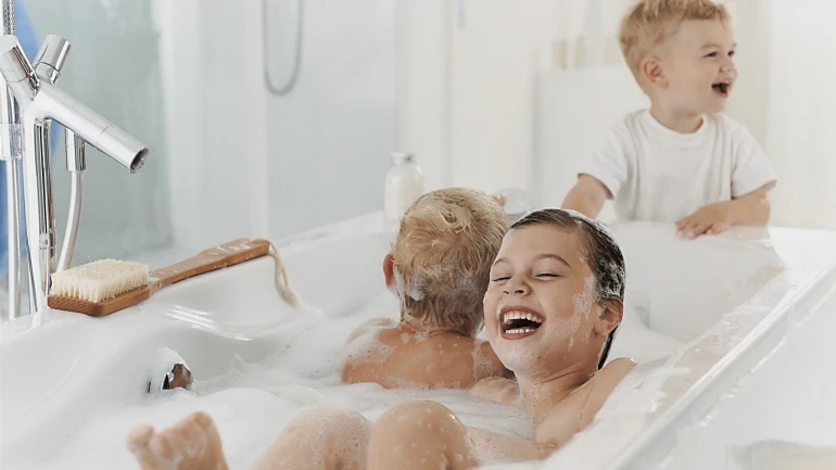 Kinder lachend in der Badewanne