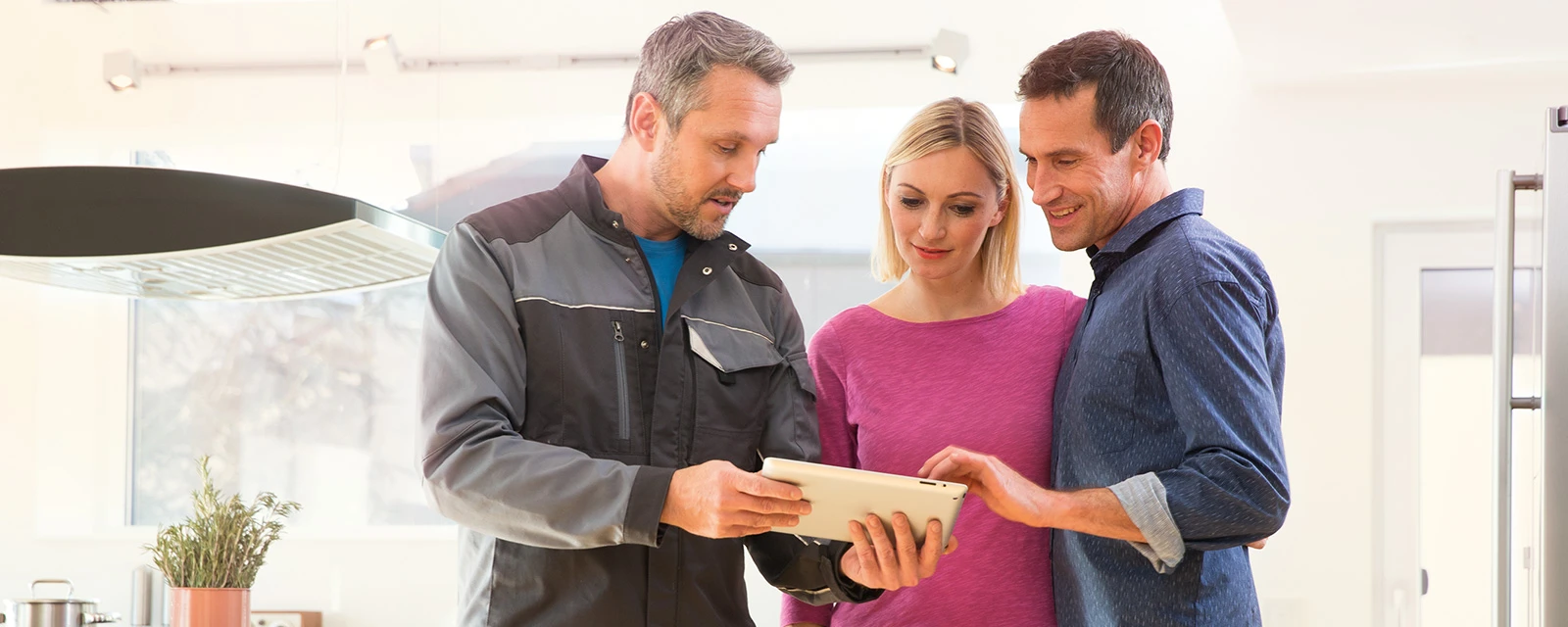 Bosch Installateur berät ein Paar über Heizungsmöglichkeiten