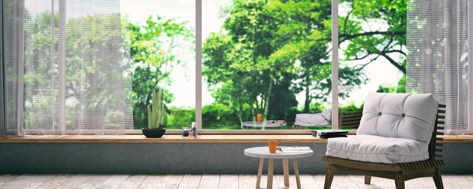 Gemütliches Wohnzimmer mit Blick auf grüne Bäume draußen