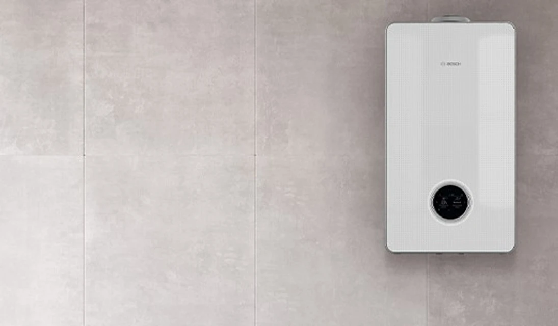 Ein Gas-Brennwertgerät hängt an der Wand einer modernen Wohnung.