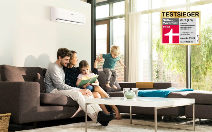 Intelligenten Bewegungssensors: Familie auf dem Sofa.