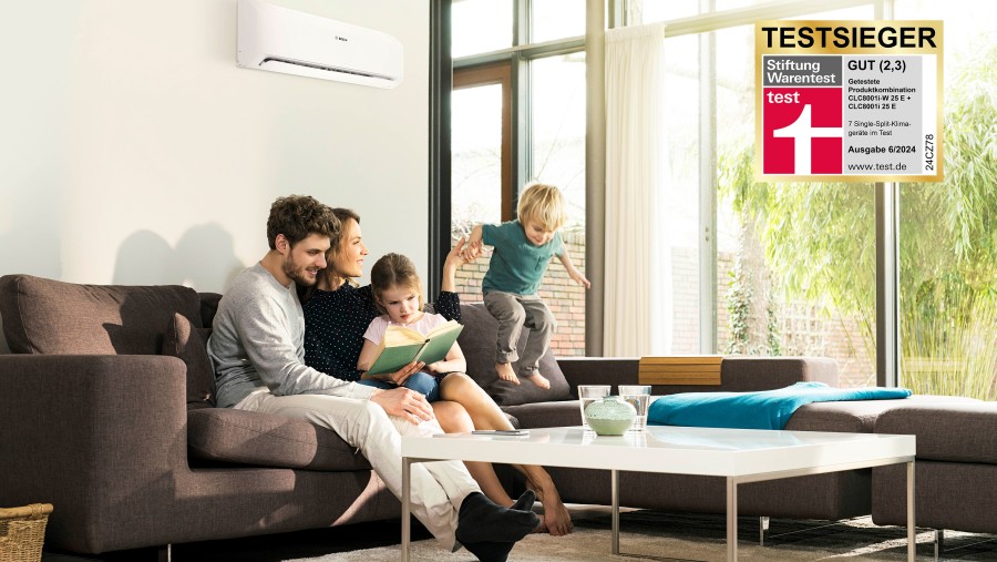 Intelligenten Bewegungssensors: Familie auf dem Sofa.
