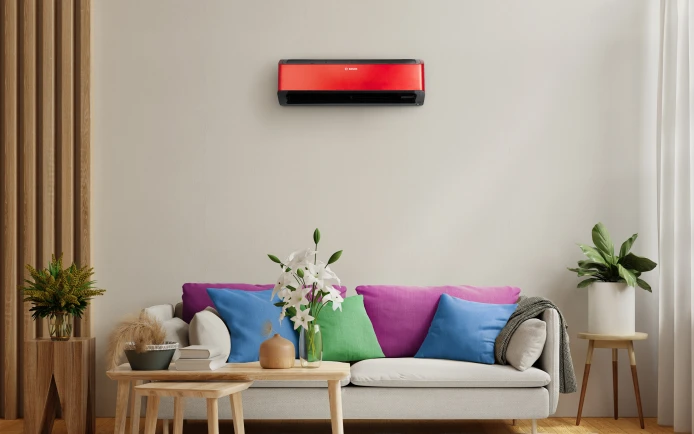 Climate Class 8001i hängt auf der Wand über dem Sofa im Wohnzimmer.