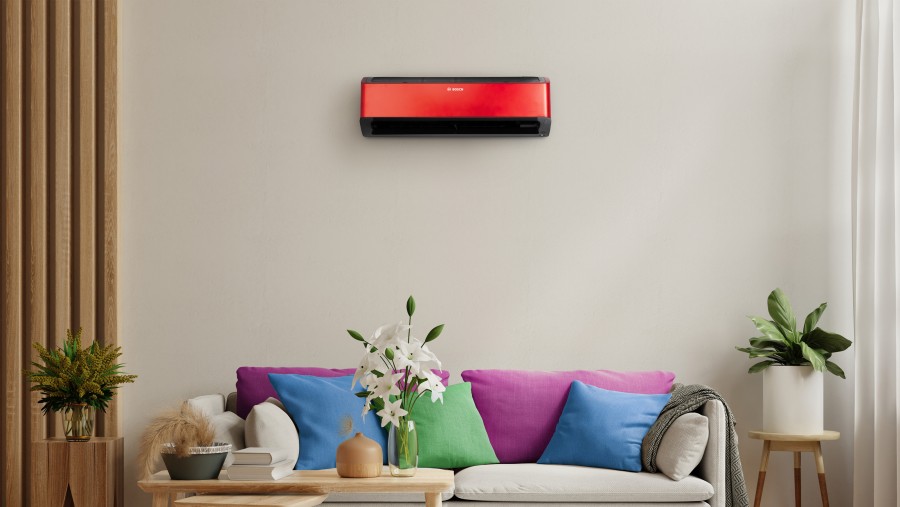 Climate Class 8001i hängt auf der Wand über dem Sofa im Wohnzimmer.