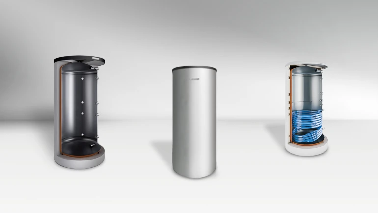 Drei Pufferspeicher von Bosch stehen nebeneinander.