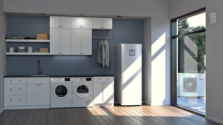 Inneneinheit einer Bosch Wärmepumpe im Hauswirtschaftsraum und Split-Außengerät vor dem Haus