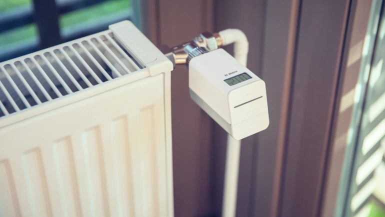 Heizkörper mit Thermostat von Bosch, der nach dem Einbau der Wärmepumpe für eine effiziente Wärmeverteilung sorgt.