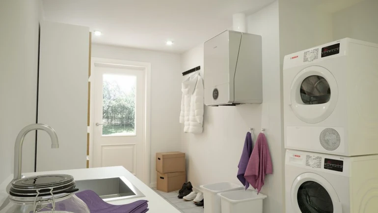 Waschküche mit installierter Gas-Brennwertheizung Condens 9000i W.