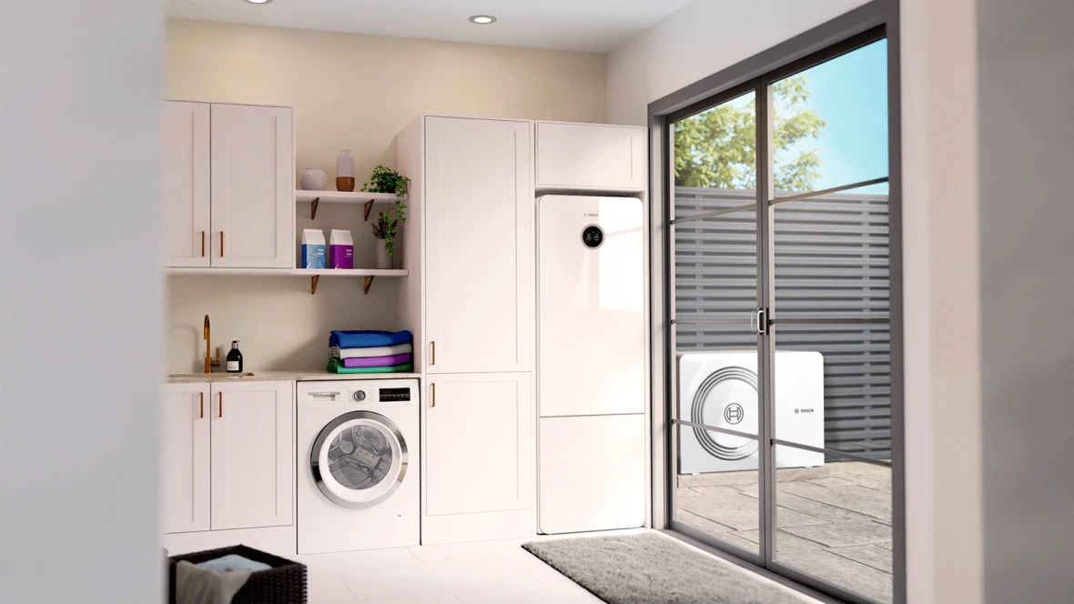 Innengerät im Waschraum und Außeneinheit einer Bosch-Wärmepumpe im Garten.