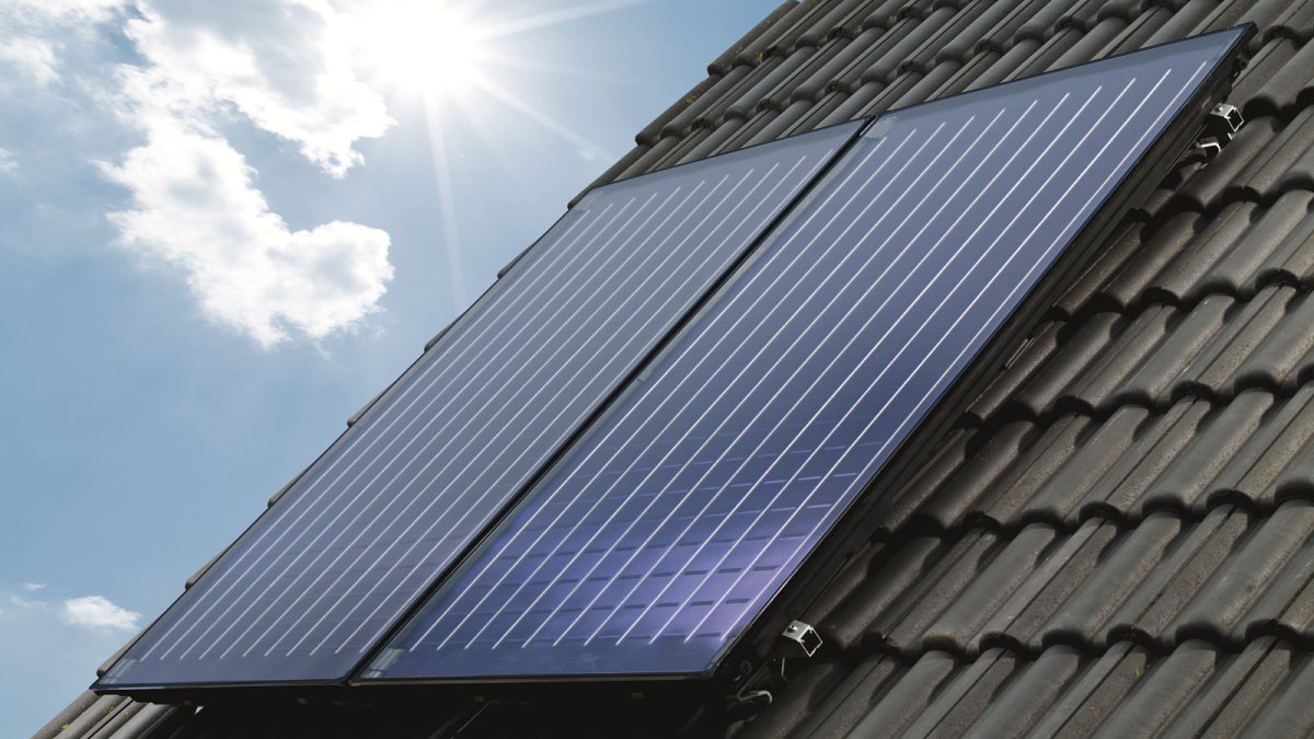 Solarpaneele auf einem Hausdach. Solarpaneele auf einem Hausdach.