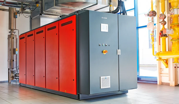 Ein Blockheizkraftwerk steht in einer Produktionshalle.