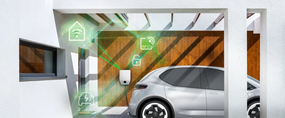 Auto steht in einem Carport