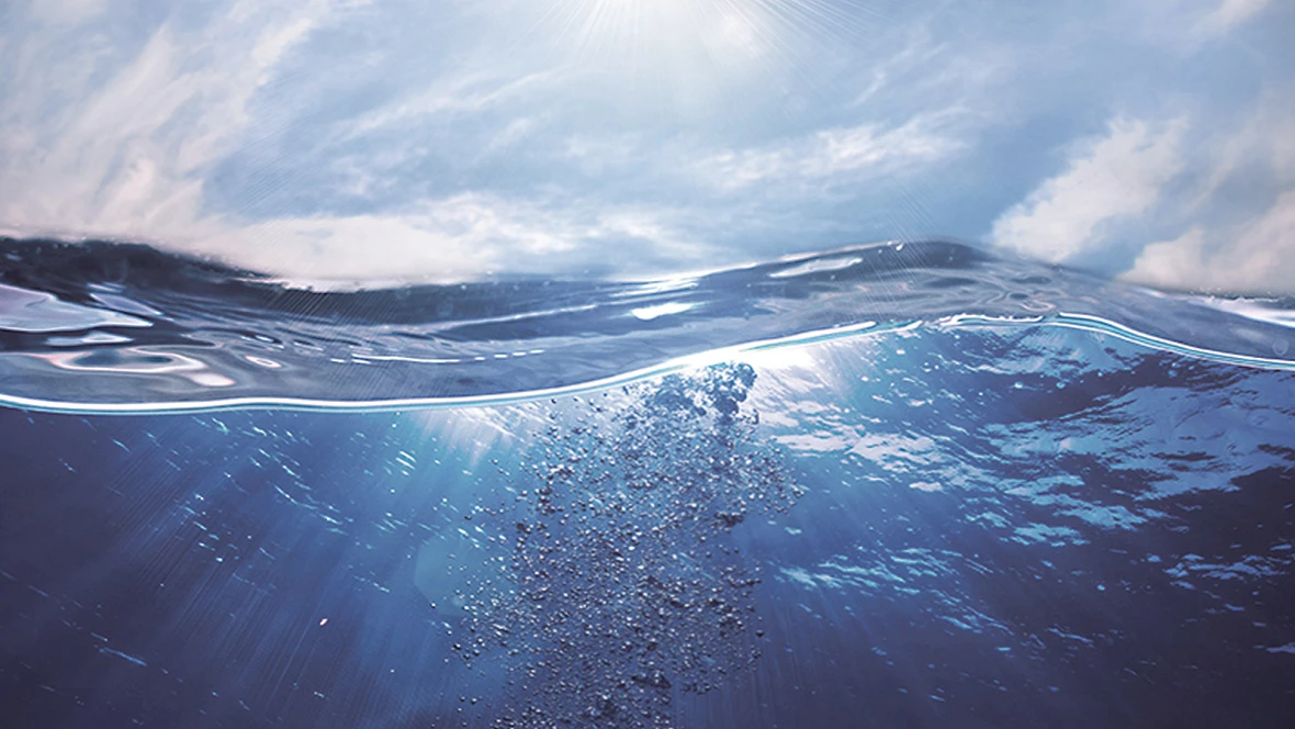 Bild zeigt tiefes blaues Wasser.